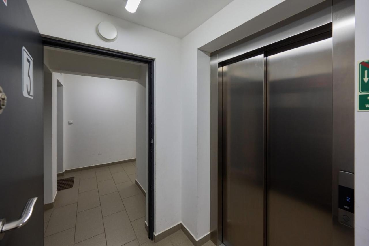 Spacious Apartment With Balcony Near The Slavic Hill Wroclaw By Renters Prestige Exteriör bild