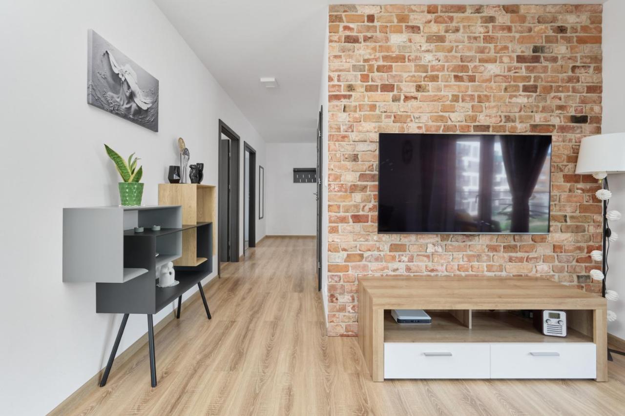Spacious Apartment With Balcony Near The Slavic Hill Wroclaw By Renters Prestige Exteriör bild